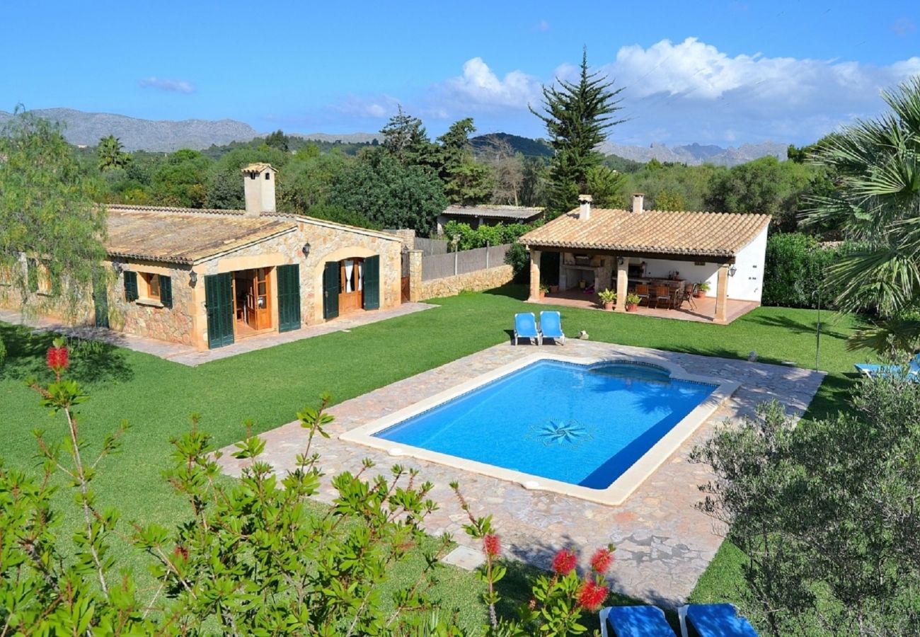vAlquiler de casa de vacaciones en Mallorca Vista aérea de la Finca Can Roig y su amplia piscina en Mallorca
