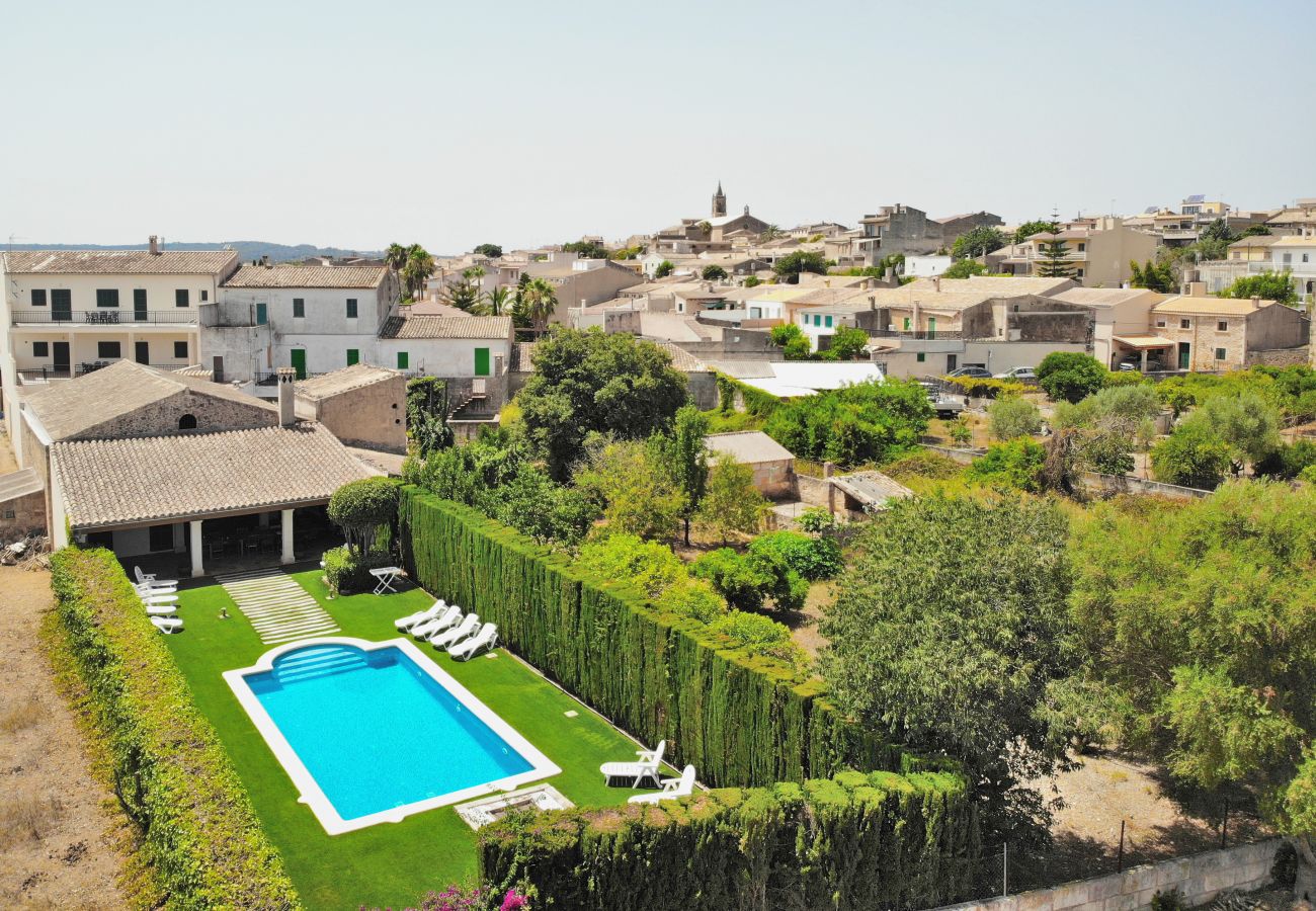 Vistas de la piscina de la villa Tofollubi con el pueblo de Llubi Vistas de la piscina de la villa Tofollubi con el pueblo de Llubi