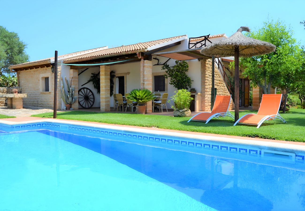 Finca bonita con piscina en Mallorca Piscina y jardín de la Casa Ines en Mallorca