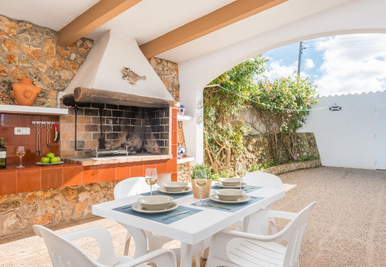 Casa rural en Ciutadella de Menorca - Menorca SA CANOVA Barbacoa en la terraza exterior de la casa Sa Canova