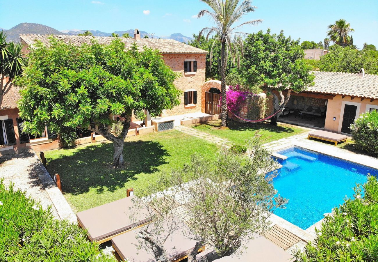 vistas de casa vacacional con piscina y mucha naturaleza 