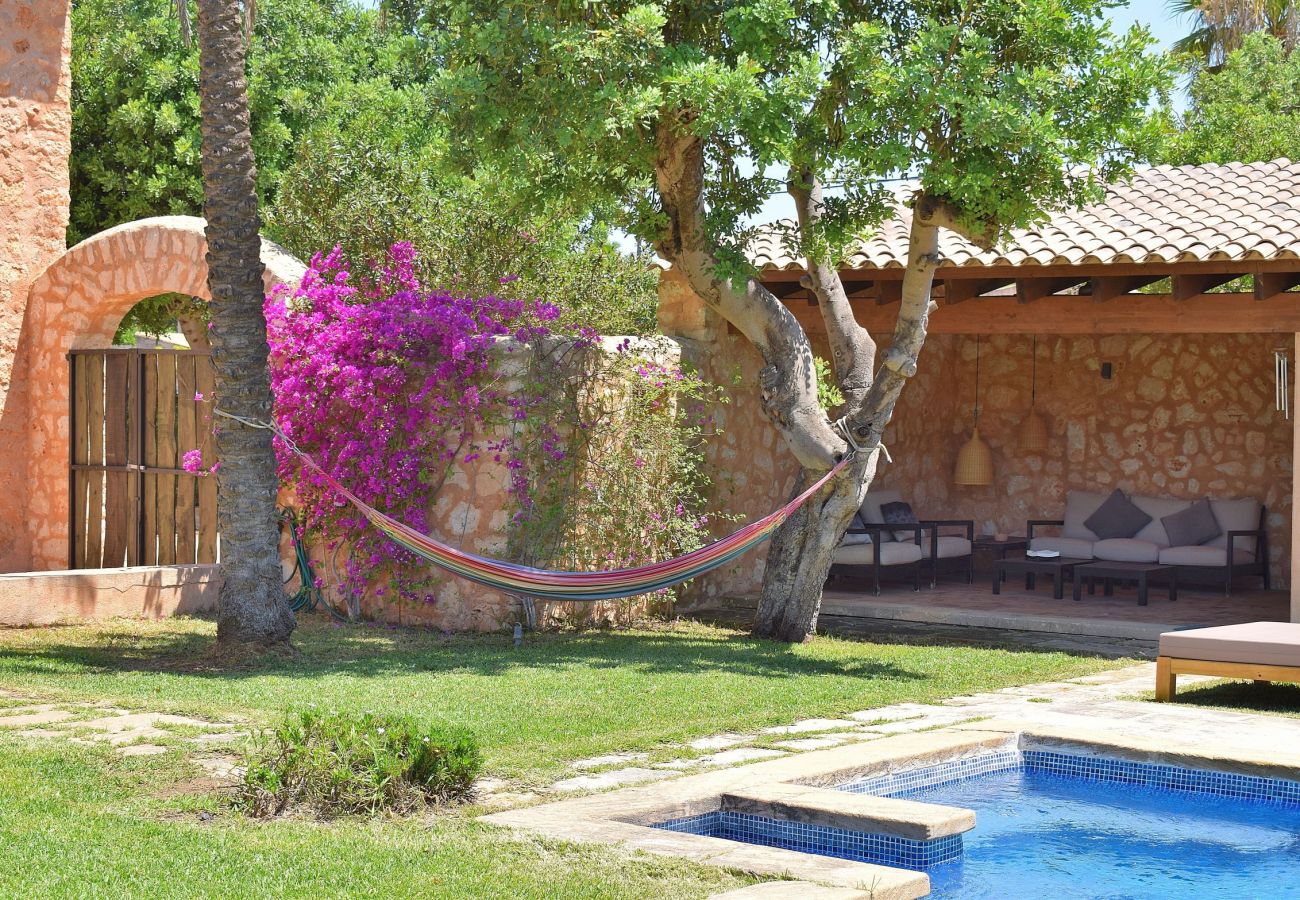 Casa con piscina rodeada de naturalezad