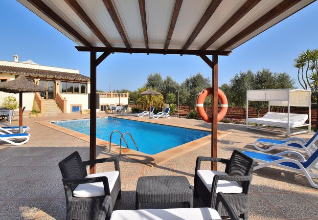 Casa vacacional con jardín y piscina enormes Casa vacacional con jardín y piscina enormes