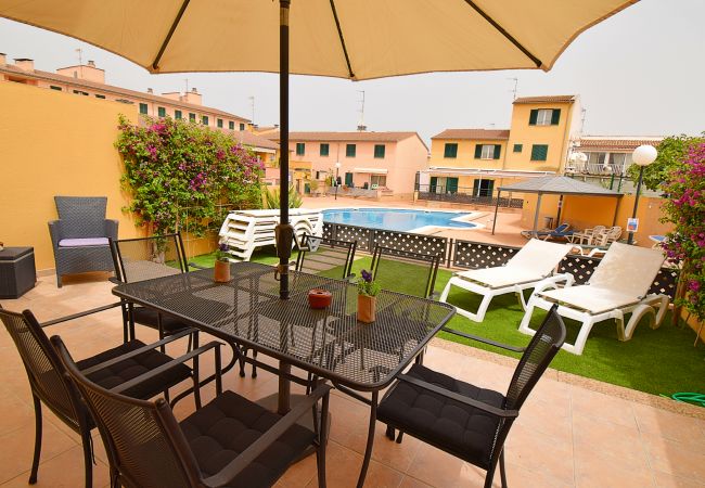 Terrasse mit Garten neben dem Schwimmbad   Terrasse mit Garten neben dem Schwimmbad