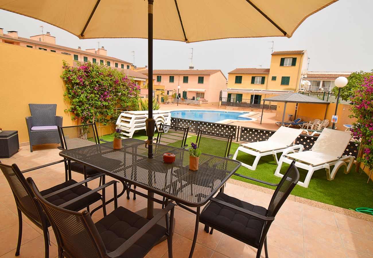 Terrasse mit Garten neben dem Schwimmbad   Terrasse mit Garten neben dem Schwimmbad
