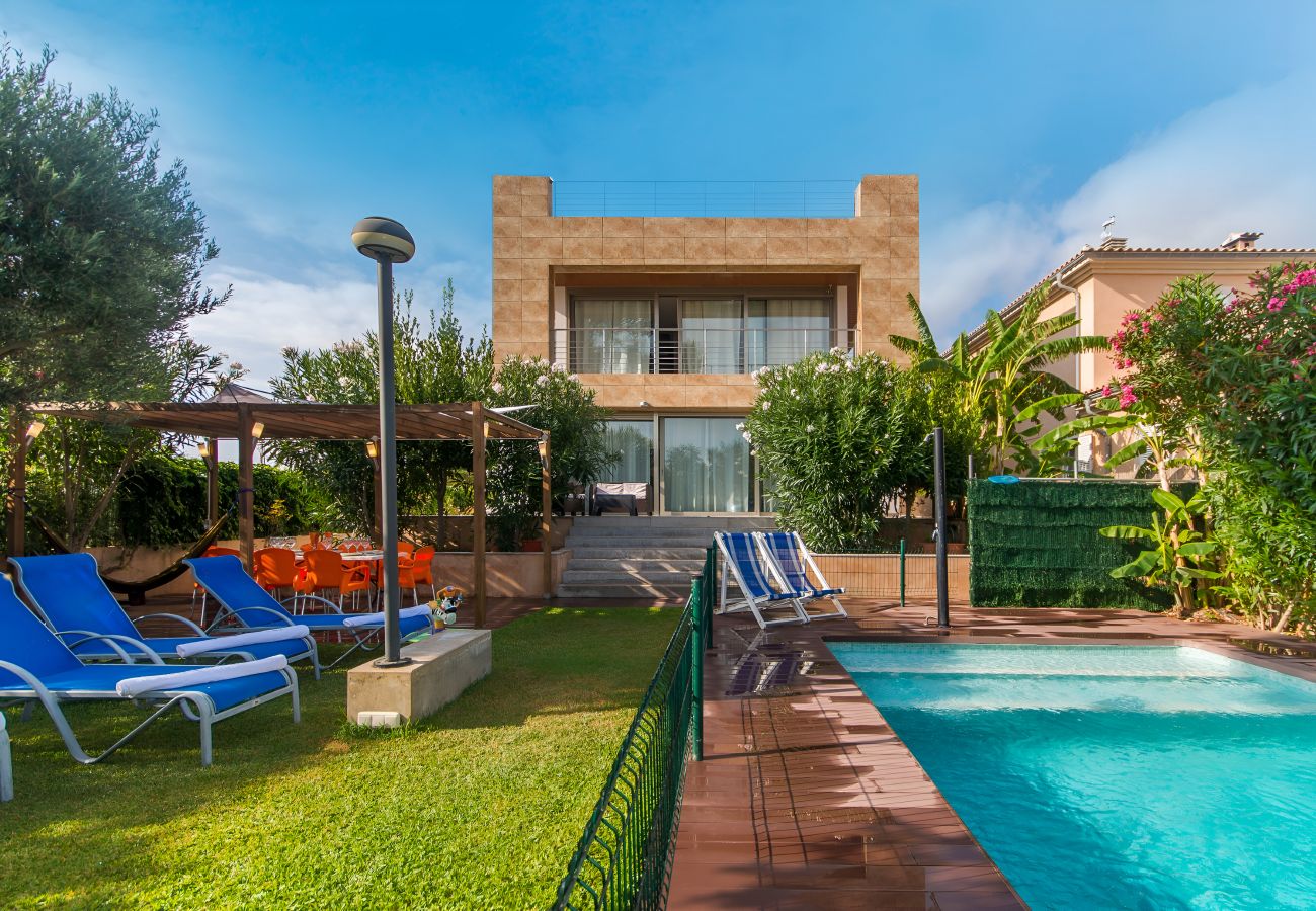 Charming villa with a beautiful garden and swimming pool. Isabel 206 Villa Isabel in Mallorca with an outdoor garden and fenced pool