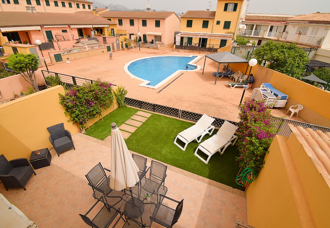 Photo swimming pool with terrace and gardens for holidays Photo swimming pool with terrace and gardens for holidays