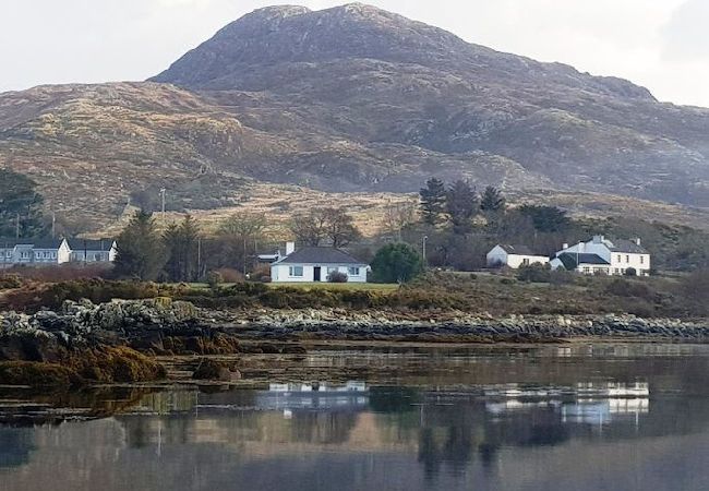  in Connemara - Waterside Cottage