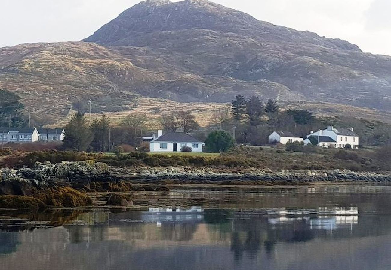 House in Connemara - Waterside Cottage