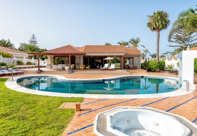 Villa with pool and jacuzzi in Maspalomas Gran Canaria Villa with pool and jacuzzi in Maspalomas Gran Canaria