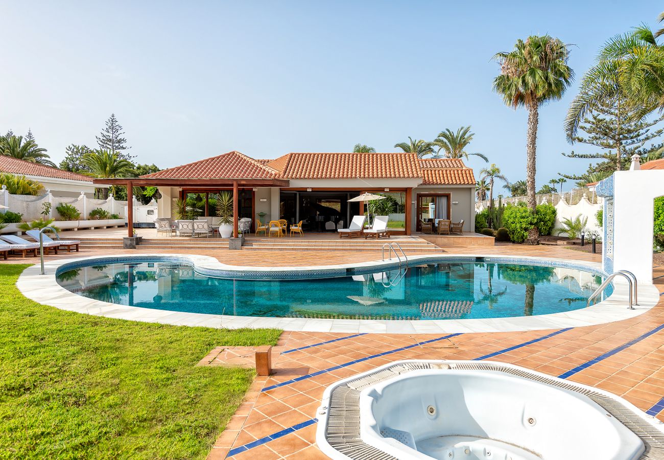 Villa with pool and jacuzzi in Maspalomas Gran Canaria Villa with pool and jacuzzi in Maspalomas Gran Canaria