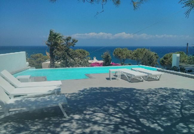  in Kamari - Villa Adrali