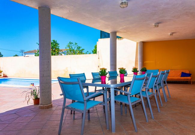 Terrasse spacieuse, piscine et espace barbecue Terrasse spacieuse, piscine et espace barbecue