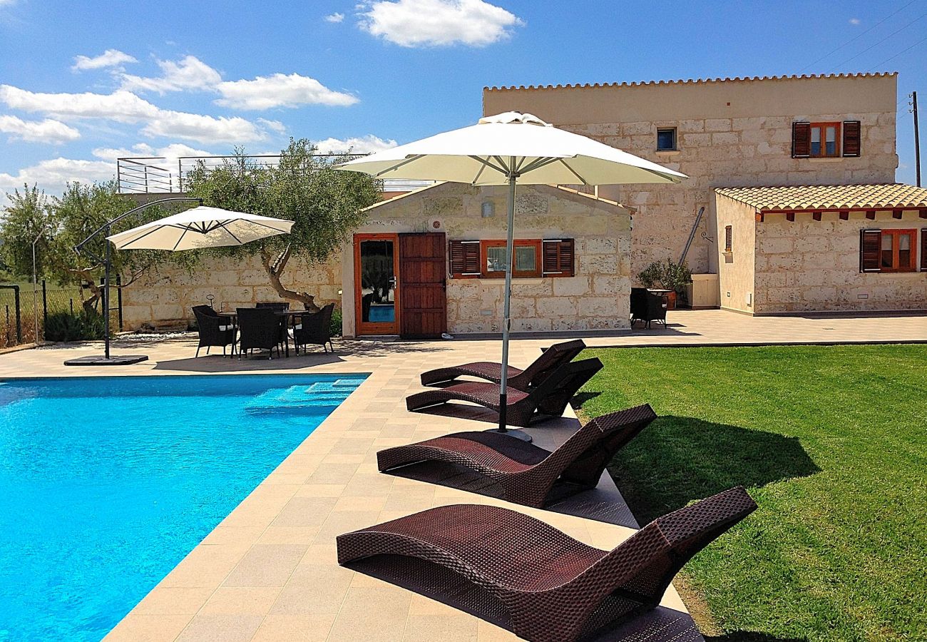 Photo de la maison avec piscine et chaises longues sur la pelouse Photo de la maison avec piscine et chaises longues sur la pelouse