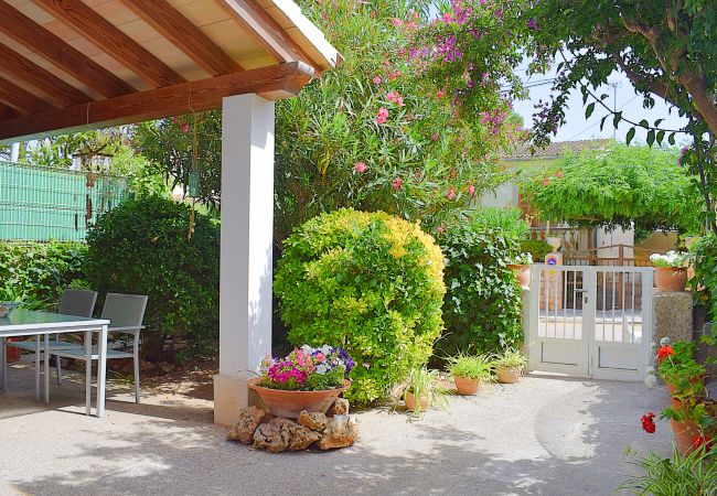 photo d'une terrasse avec un jardin plein de nature  photo d'une terrasse avec un jardin plein de nature